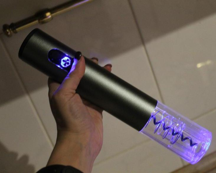 Полезный прибор для неопытных винооткрывателей: автоматический электрический штопор