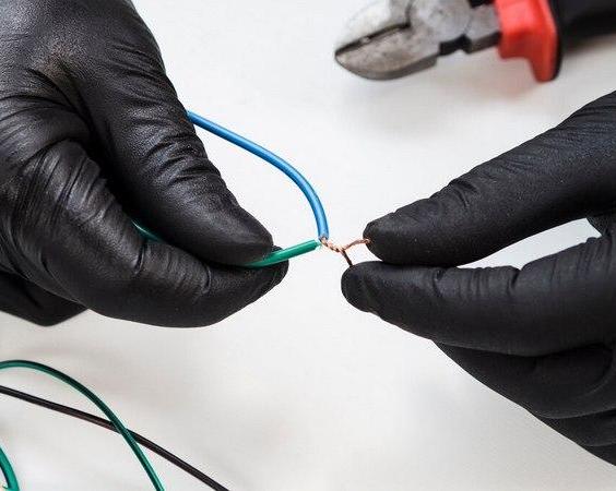 Что делать, если бытовая техника стала бить током